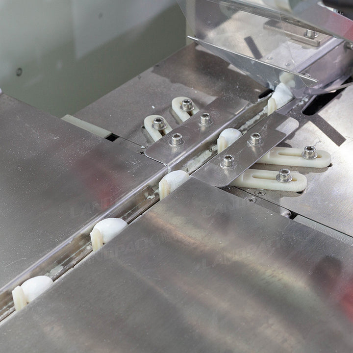 High Speed Candy Flow Wrapping Packing Machine With Turnable Feeder